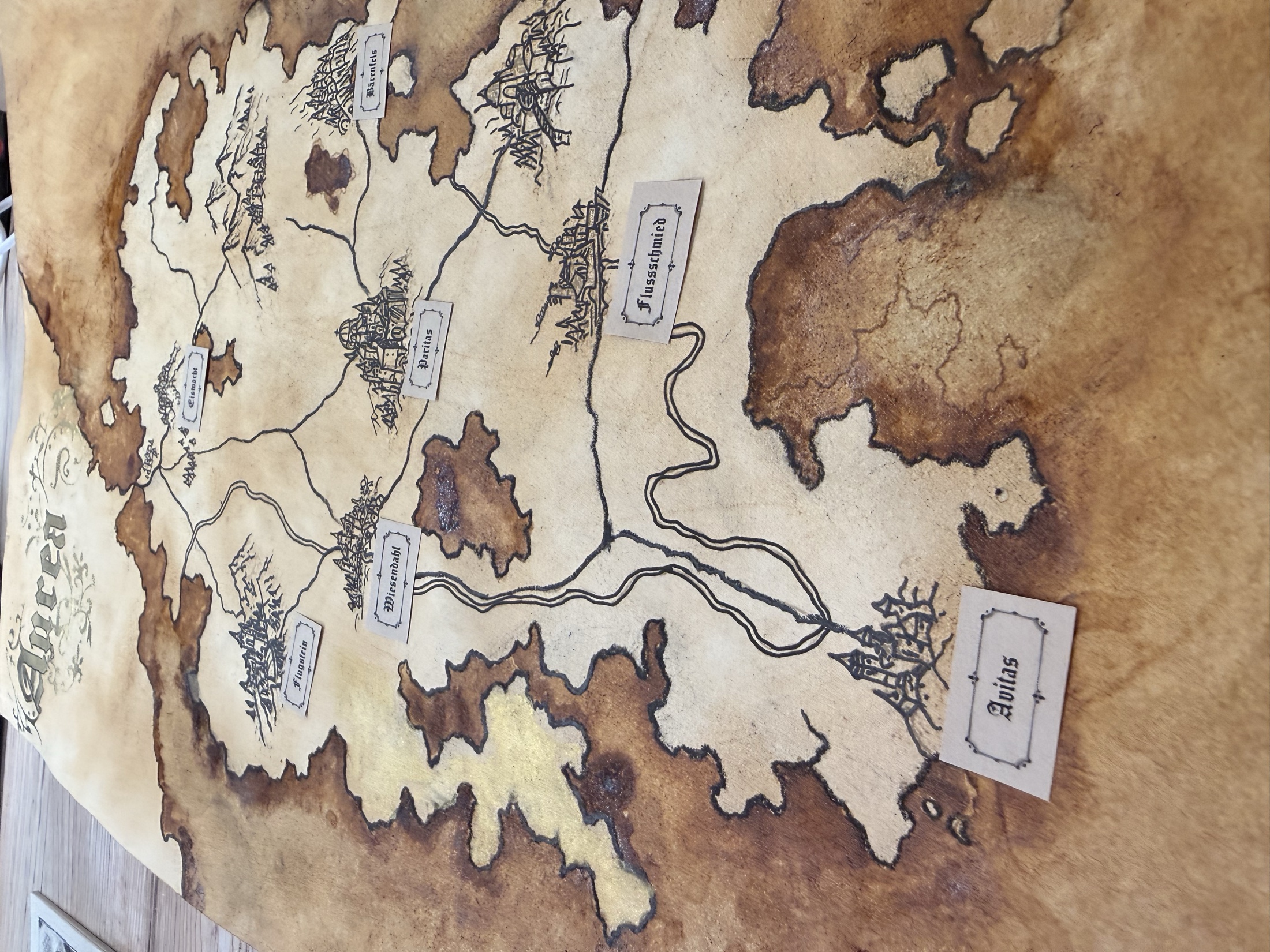 Eine fortgeschrittene Karte von Aurea mit handgesetzten Ortsnamen.