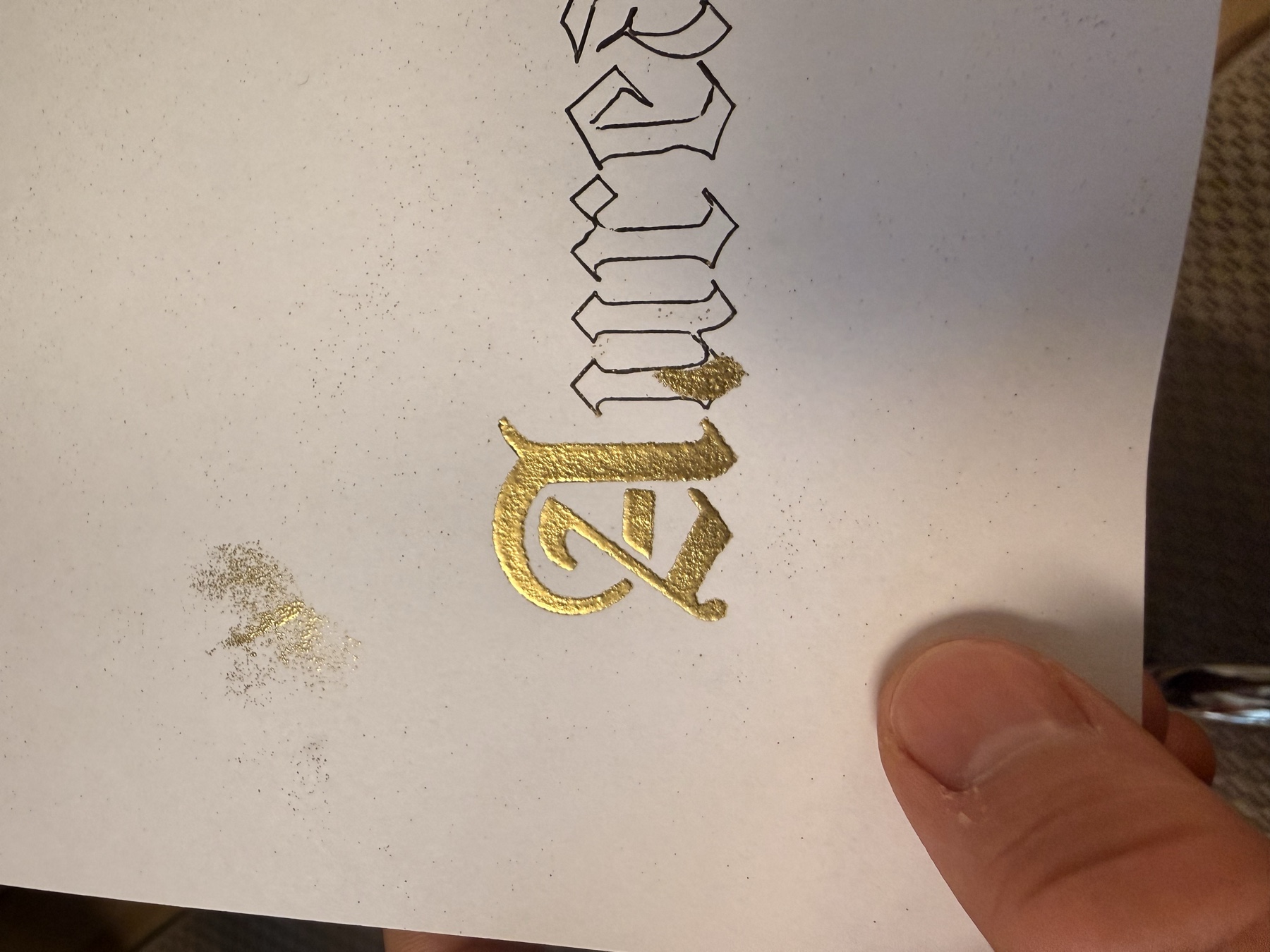 Der Schriftzug Aurea wird von Hand mit Gold ausgearbeitet.