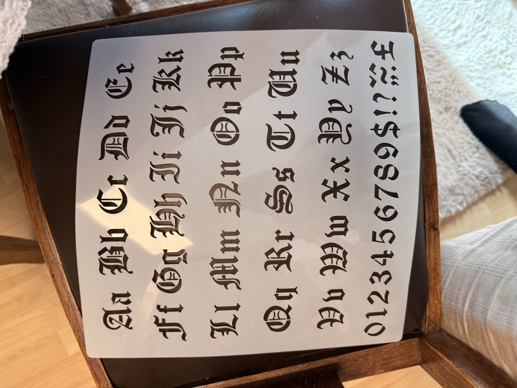 Eine Schablone mit historischen Buchstaben für die Kartenbeschriftung.